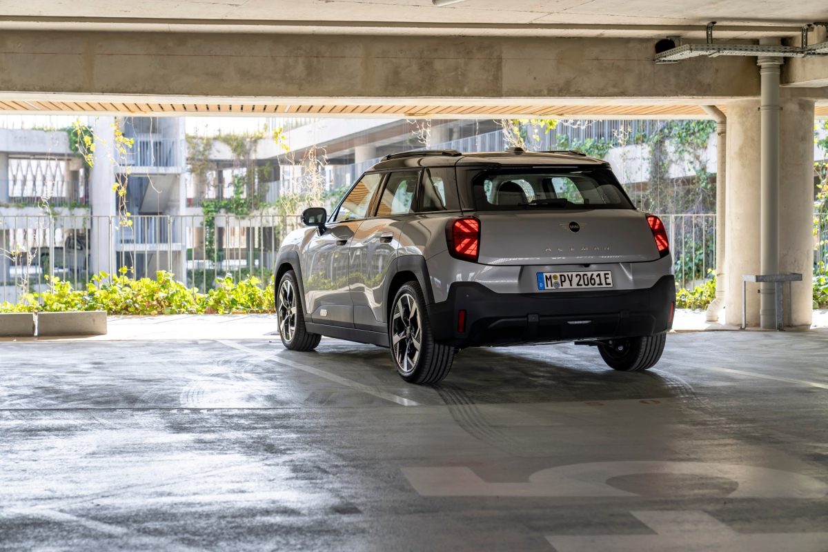 Phần đuôi xe MINI Aceman 2026 mạnh mẽ, khoẻ khoắn.
