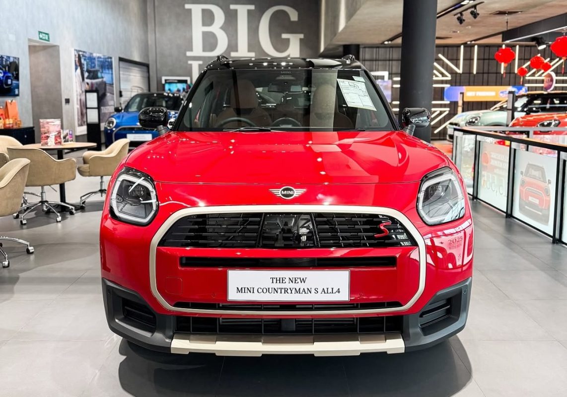 MINI Countryman 2026 - phần đầu xe với thiết kế lưới tản nhiệt mới độc đáo.